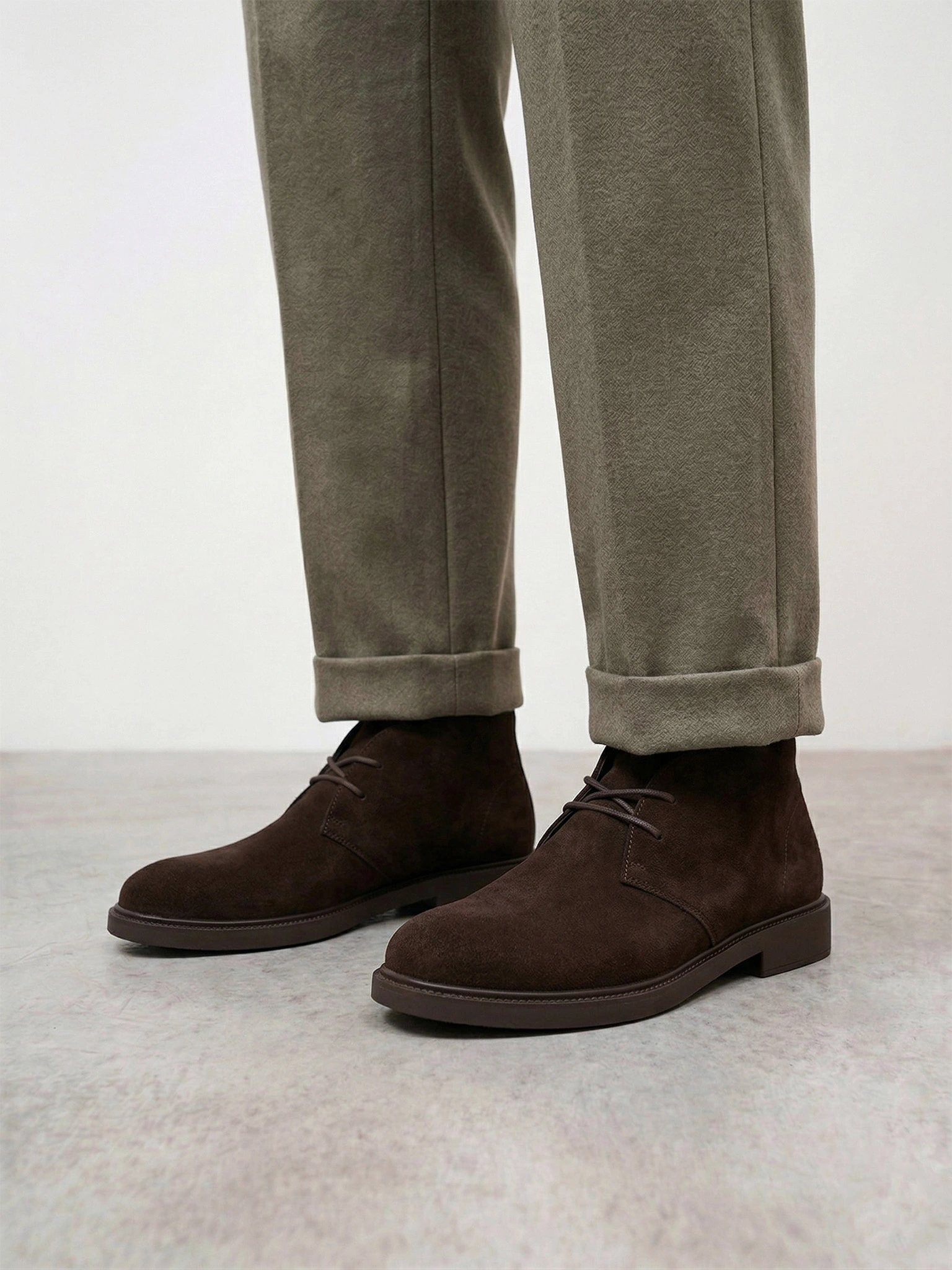 Ботинки темно-коричневого цвета на шнуровке из натуральной замши